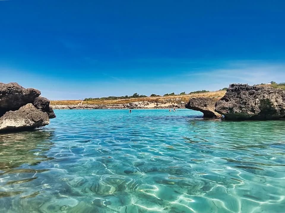 Caletta rocciosa con acqua turchese