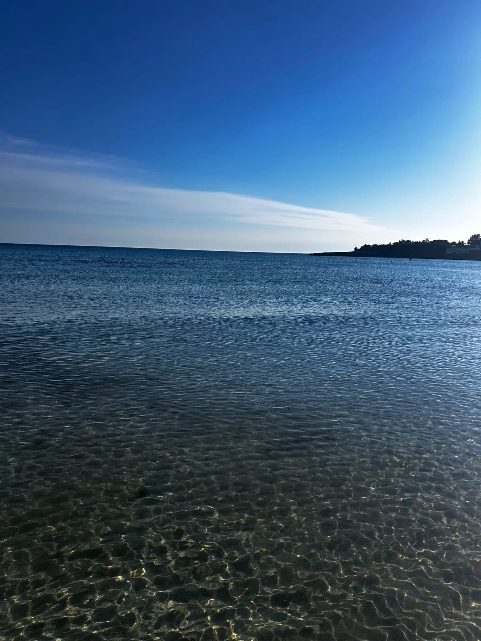 Mare limpido con fondale visibile