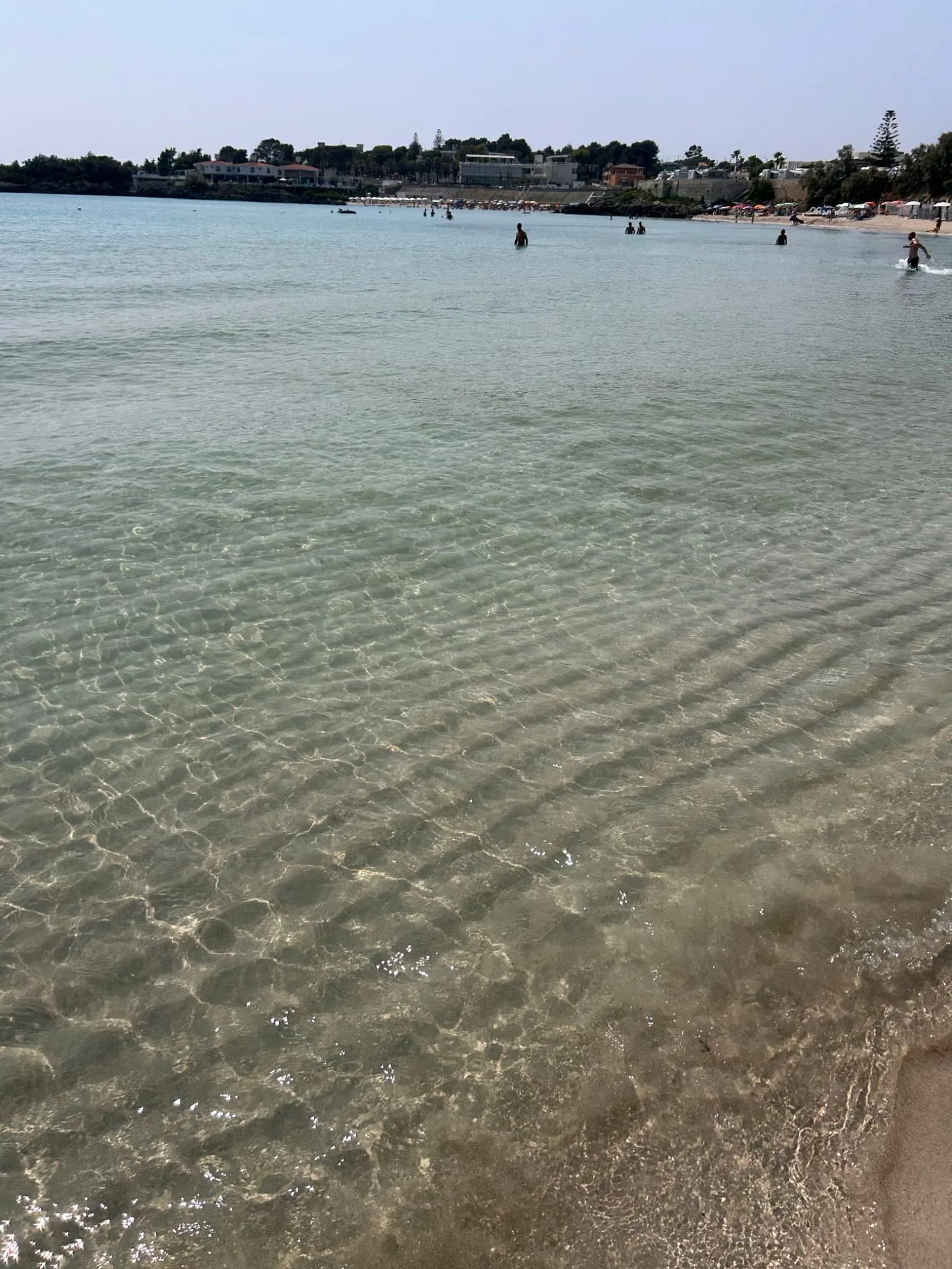 Acqua cristallina sulla riva