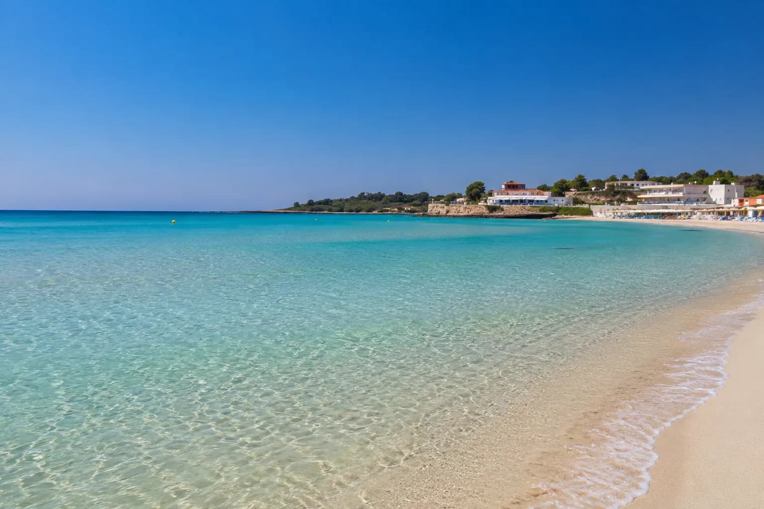 Spiaggia di sabbia chiara con acqua turchese
